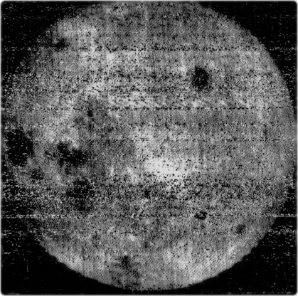 ottobre, il primo dei 29 scatti della faccia nascosta della Luna