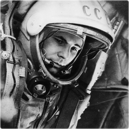 aprile, a bordo della Vostok 1, Gagarin fa un’orbita intorno alla Terra